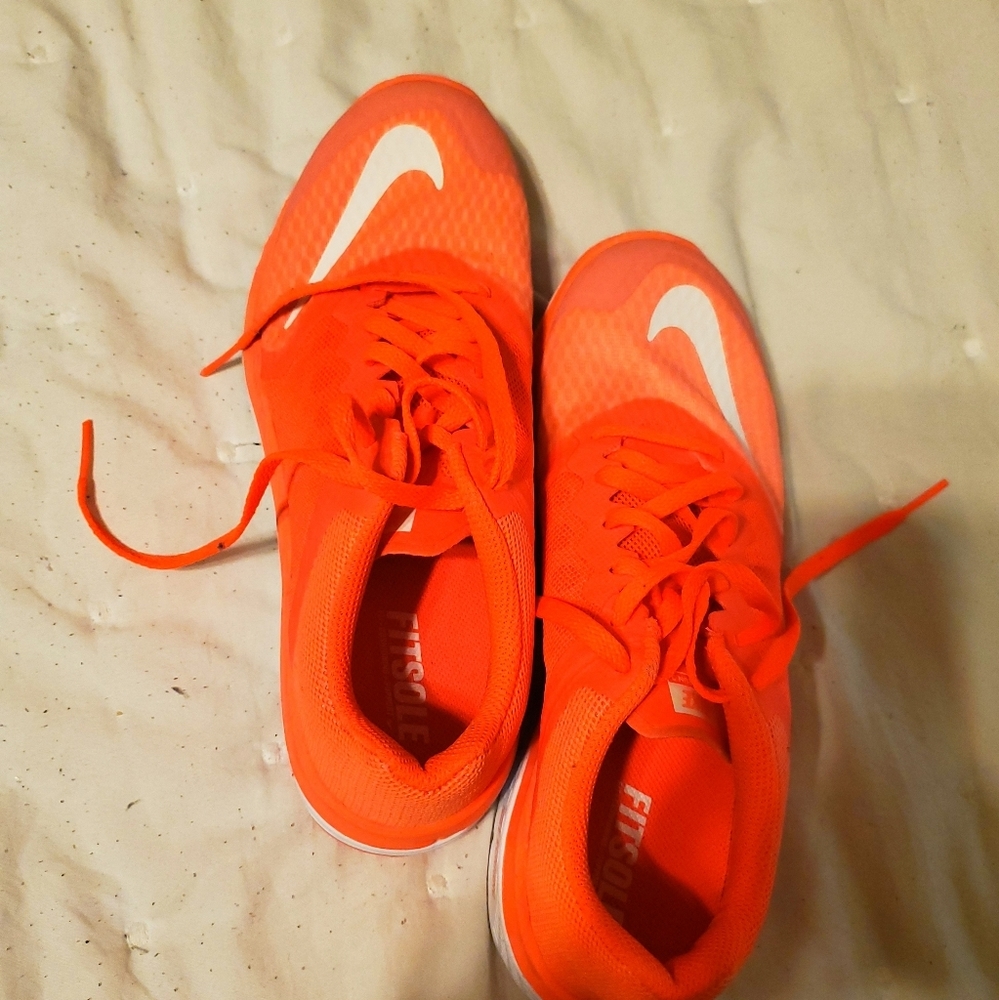 Nike tennis shoes 🏃‍♂️ (lightly worn)